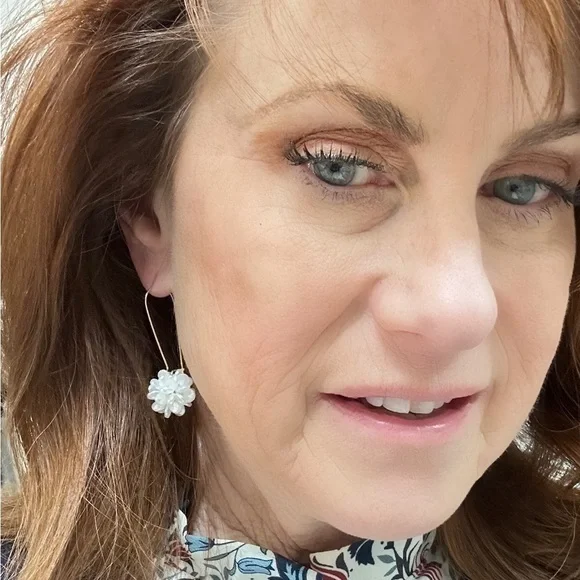 White and Gold Floral Earrings with Iridescent Sheen - Picture 5 of 5